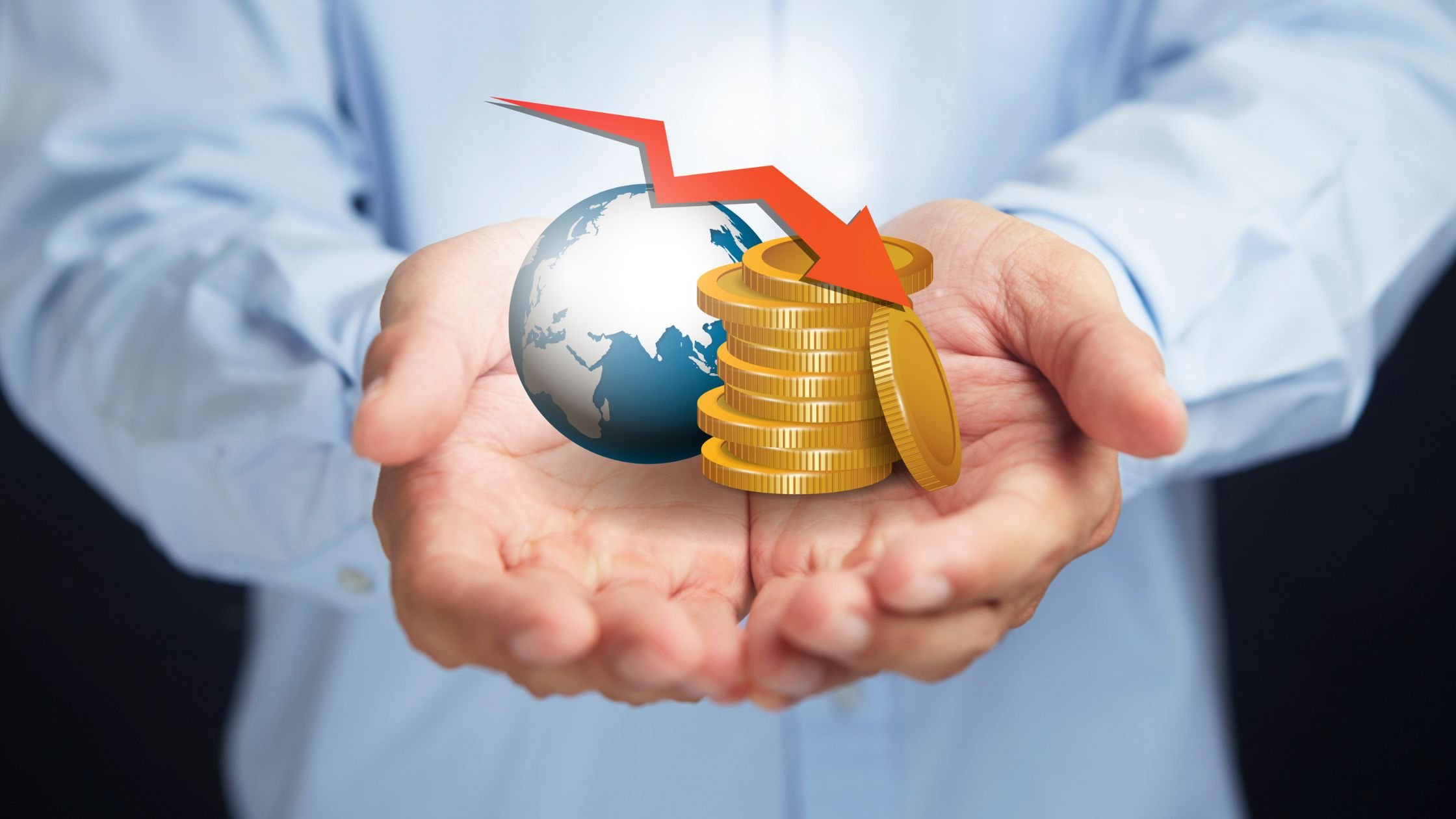 ידיים מחזיקות כדור וכסף