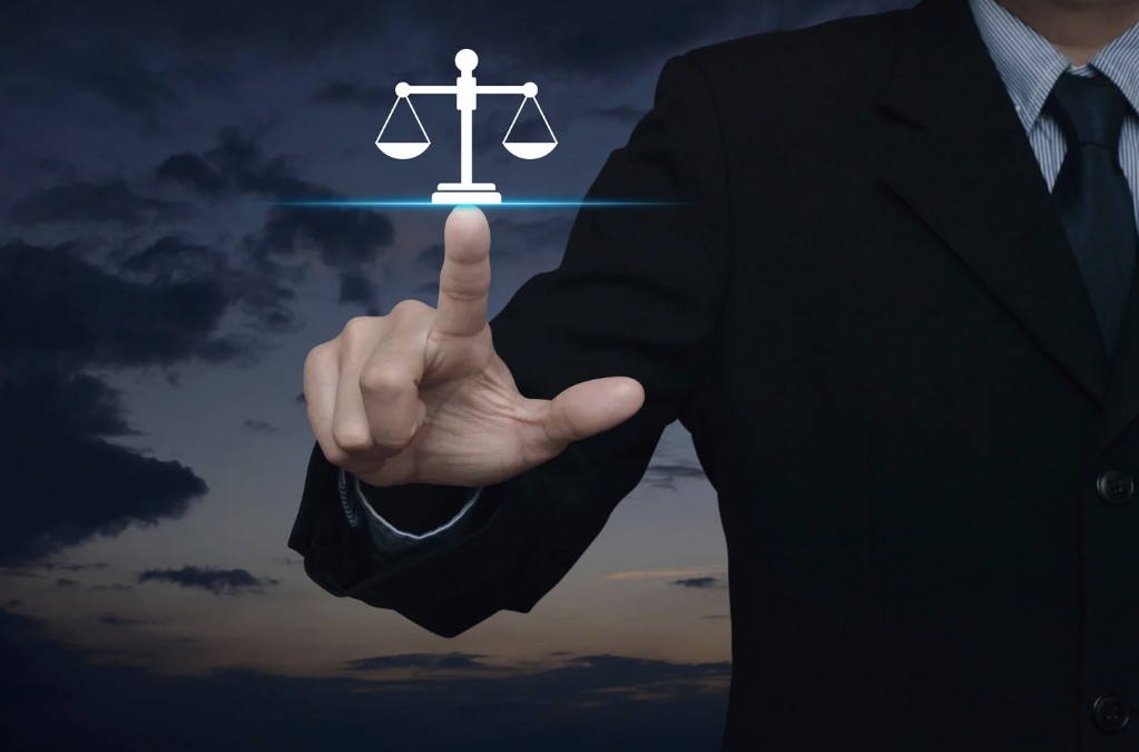 תמונה של בן אדם בחליפה