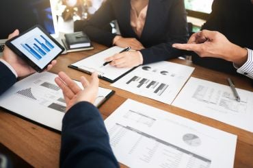 תמונה של עובדים עם דוחות