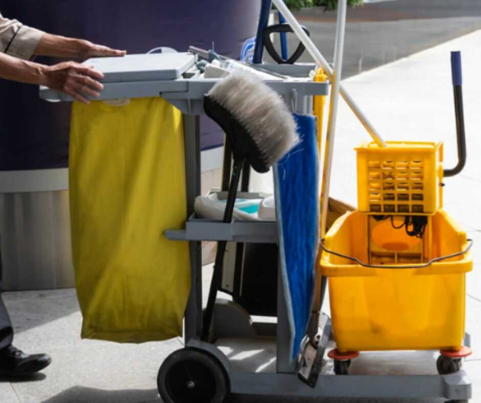 תמונה של עובד עם עגלת ניקיון