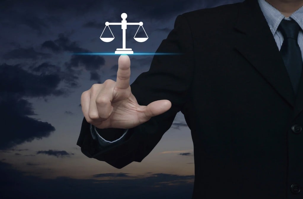 תמונה של בן אדם בחליפה