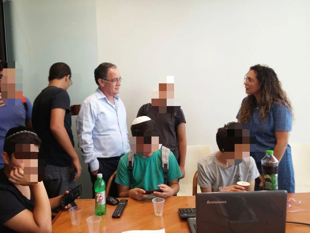 מורה ותלמידים