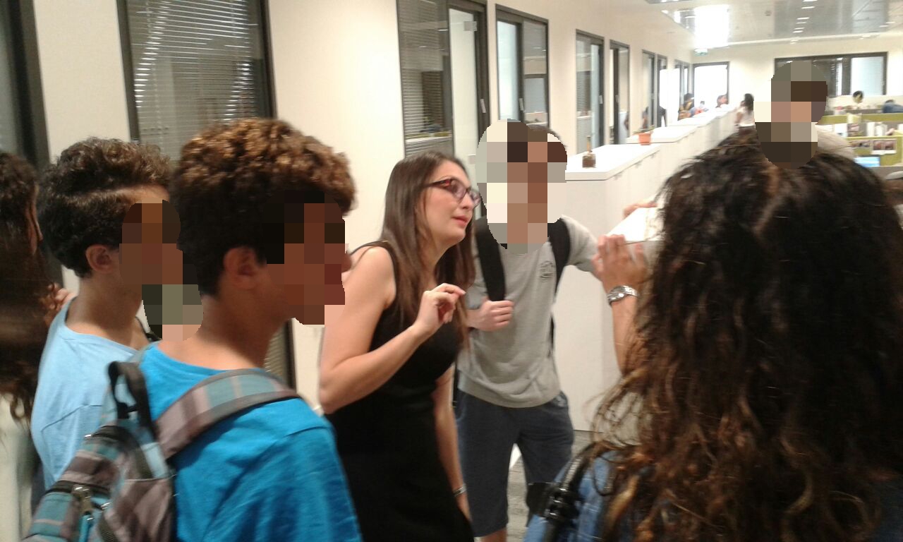 מורה ותלמידים