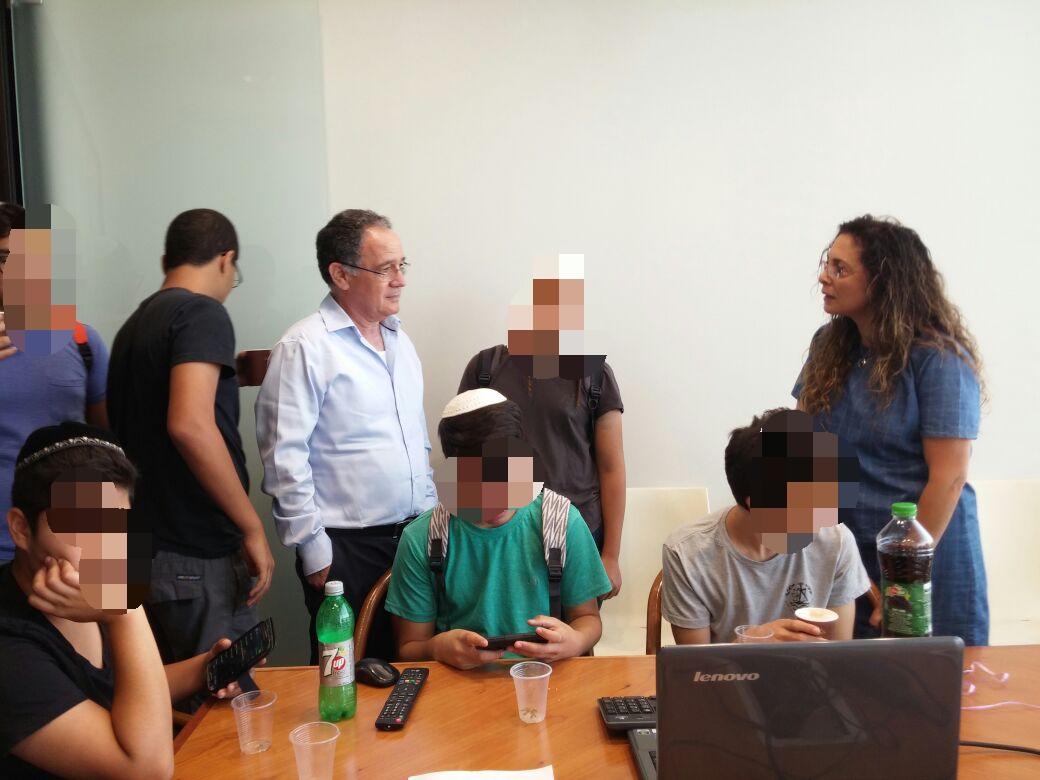 מורה ותלמידים